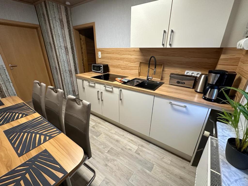 Christels Ferienwohnung 2 In Thale Mit Ueberdachter Terrasse, Kueche Mit Tv & Geschirrspueler Bagian luar foto
